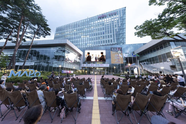 마포구민 광장에 깃든 한여름의 시네마, '엄빠랑 영화 광장'으로 초대합니다.