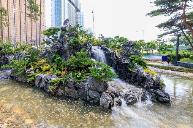 바위폭포 아래서 뛰노는 반려견…마포구, '댕댕이 쉼터'로 놀러오세요
