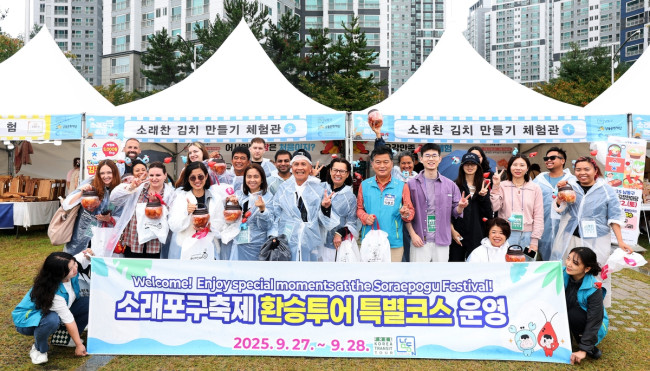 남동구, 소래포구축제에서 외국인 환승객 K-컬쳐 체험