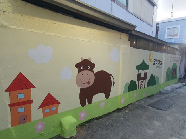 붓끝으로 물든 골목, 마음으로 피어난 마음